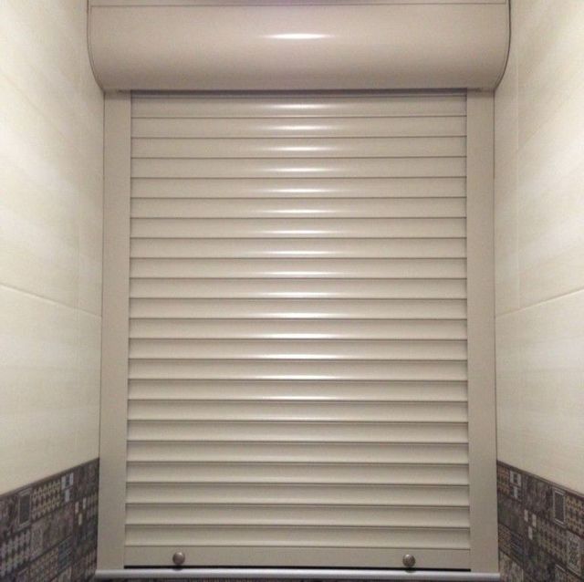 Как закрыть трубы в туалете с помощью жалюзи