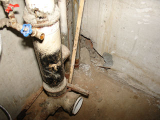 Как меняют канализационную трубу в многоквартирном доме между этажами