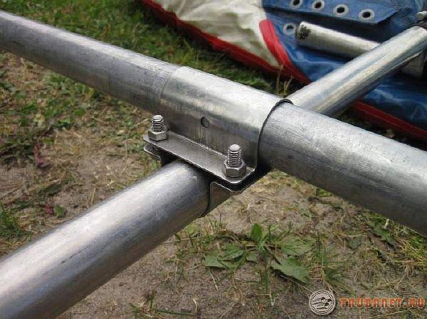 Хомут металлический с шурупом для крепления трубопроводов диаметром 20 25 мм вес 1 шт