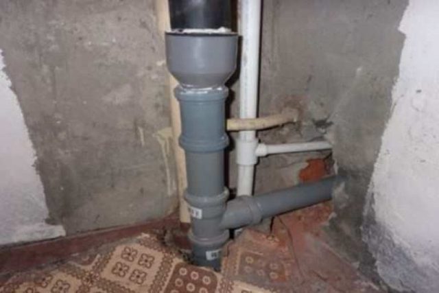 Как меняют канализационную трубу в многоквартирном доме между этажами