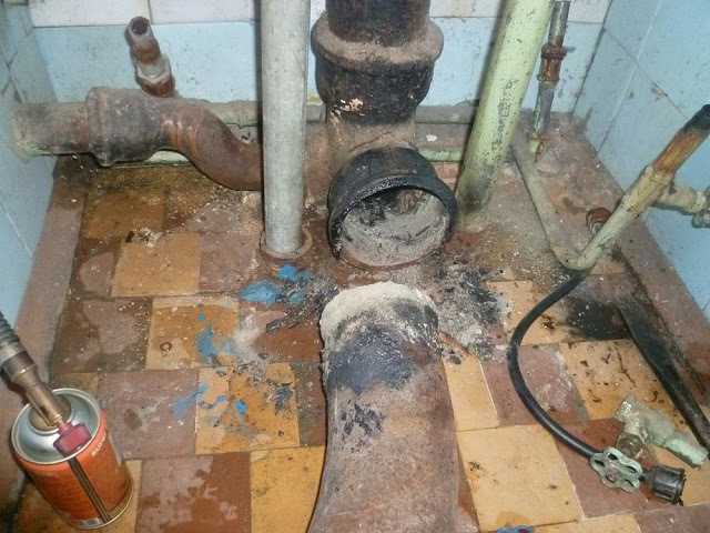 Демонтаж канализационных чугунных труб фер